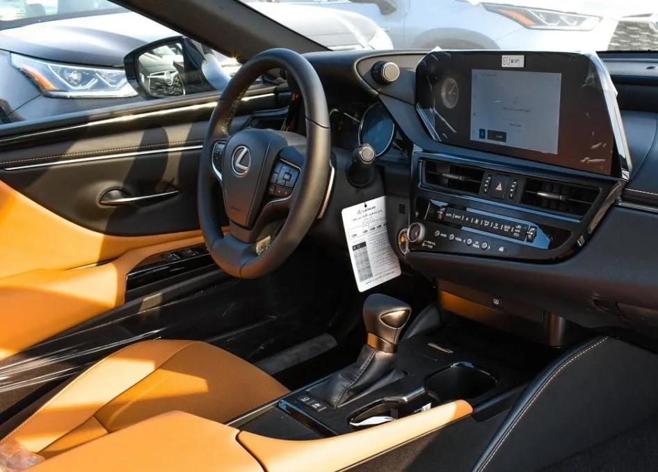 Book Lexus ES300 Hybrid 2025