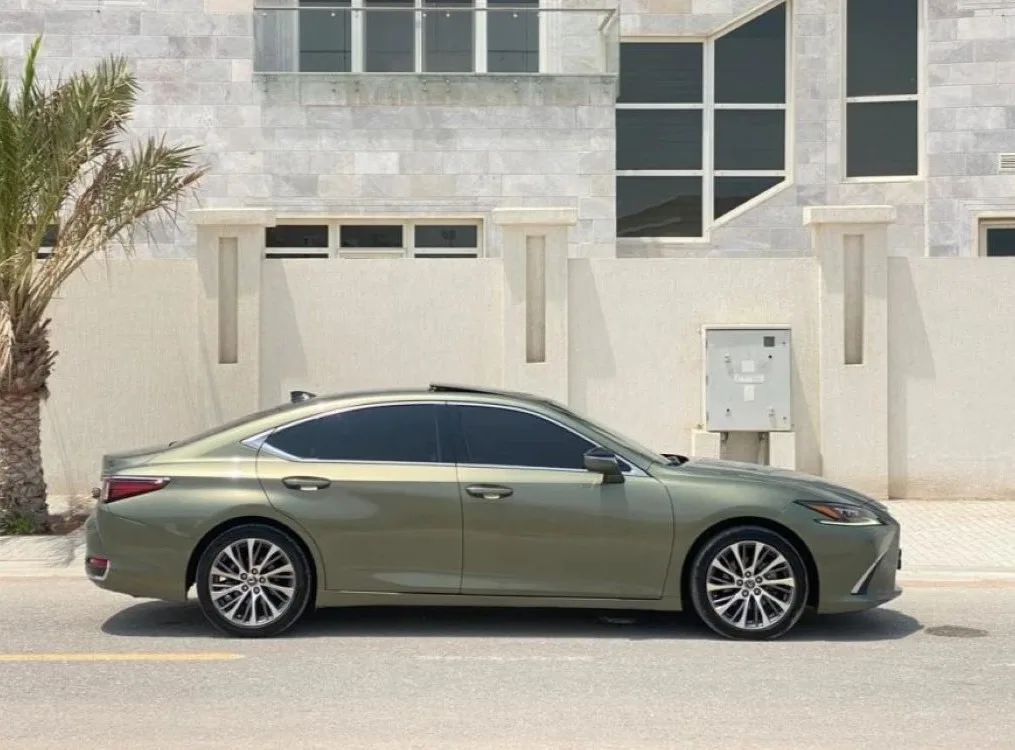 Hire Lexus ES300 Hybrid 2025