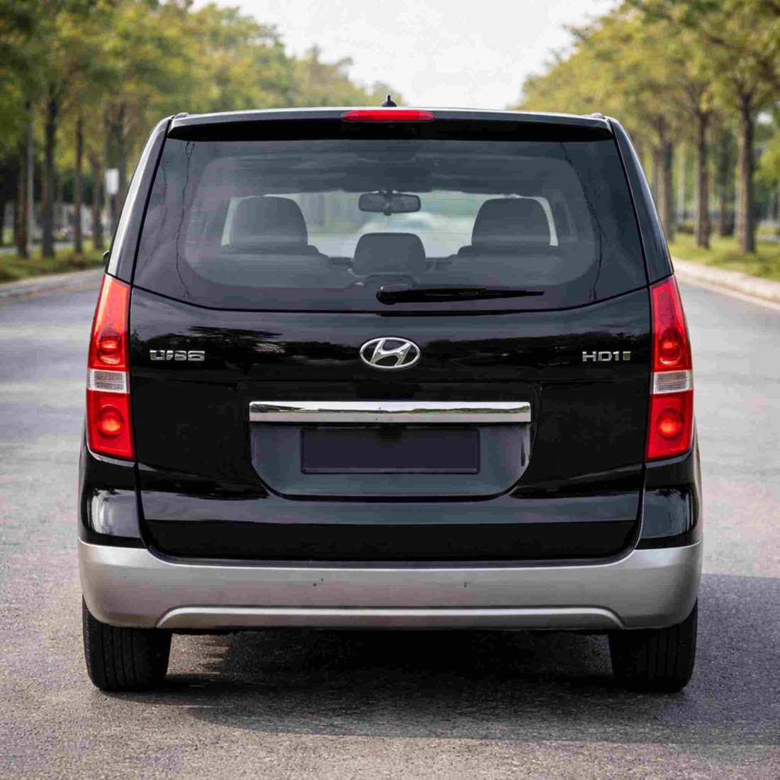 Hyundai H1 side profile spacious van Saudi Arabia transport